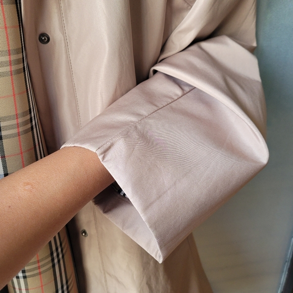 Tan Burberry VTG Women's Trench Coat  Size M Zip Buttons Tan Long Sleeve No Hood - Picture 12 of 16